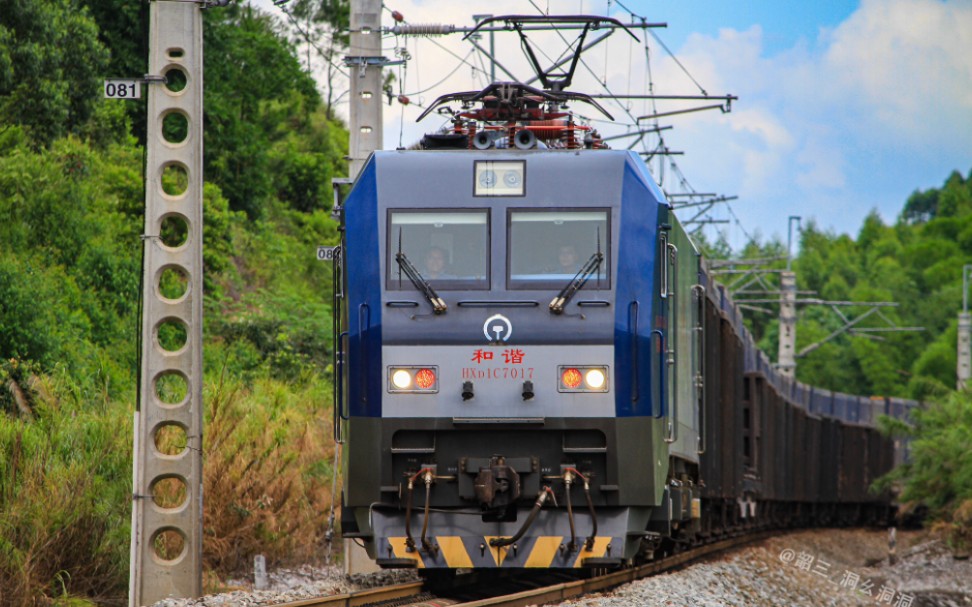 南防铁路hxd1c7022牵引43311次货物列车通过南防线71公里道口去钦州