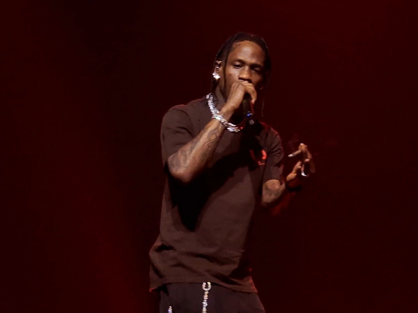 travis scott 在 mike dean 生日现场演唱"90210"