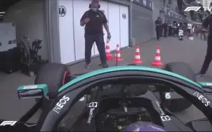 Video herunterladen: 老汉开完在车里坐了会儿 Hamilton Stays Freeze in His Car for 2 Minute F1 2021 Monaco