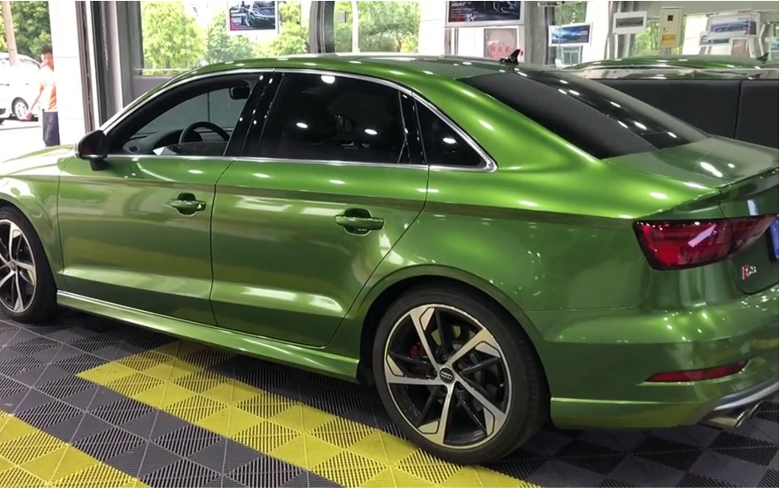 杭州汽车改色贴膜,奥迪s3车身改色贴膜,漆面金属曼巴绿改色效果_哔哩