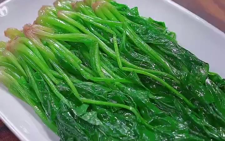 春节在哪吃饭都是大鱼大肉,你可以做一道白灼菠菜,清脆又解腻