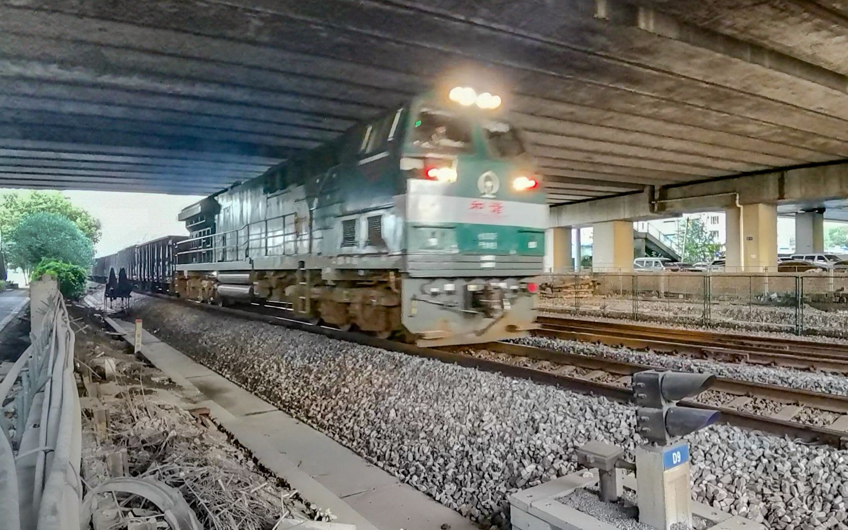 上局合段hxn5内燃机车0285号机牵引货列下行通过宁芜线建宁站