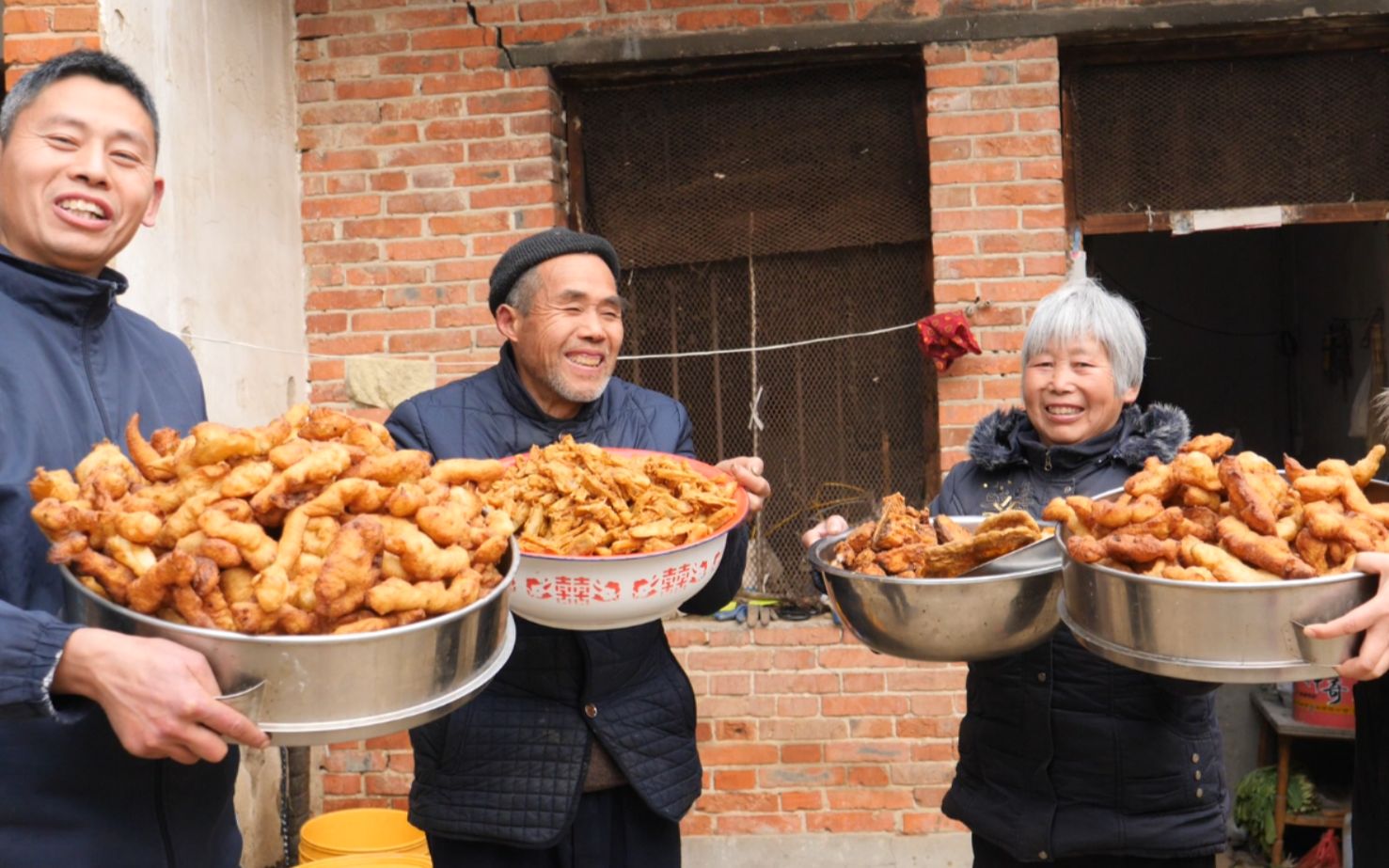 农村春节年味重,炸年货4大盆,备足伙食欢迎您来做