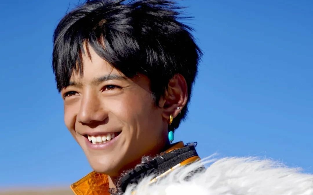 丁真清澈的眼睛纯真的笑容加上蔡徐坤的home温暖了这个冬天收藏丁真的