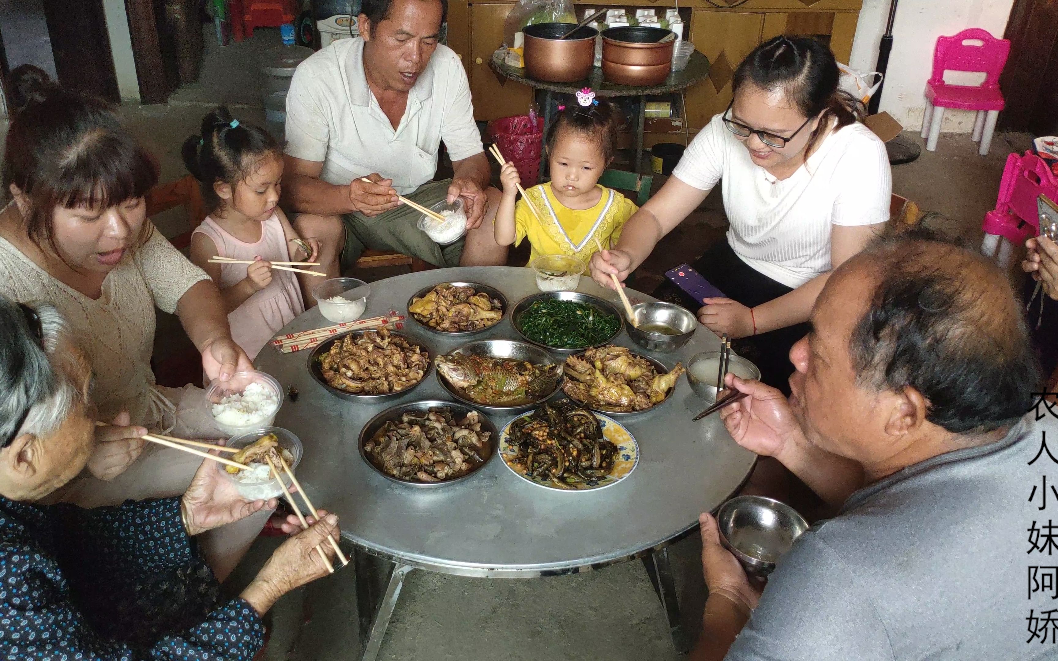 广西农村过端午节一家人聚在一起简简单单吃个饭满满的幸福感