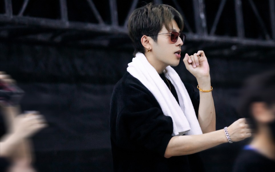 认真学宅舞的可爱瓦哥～(自留)视频声音有点小,注意调音量