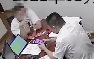 Скачать видео: 打劫，不许笑！杭州一男子持刀声称抢银行却无人信，经理玩着手机和他淡定聊天