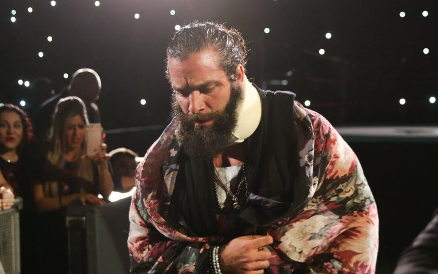 raw节目之后 流浪歌手 伊莱亚斯 elias为伦敦粉丝献唱一首- monday