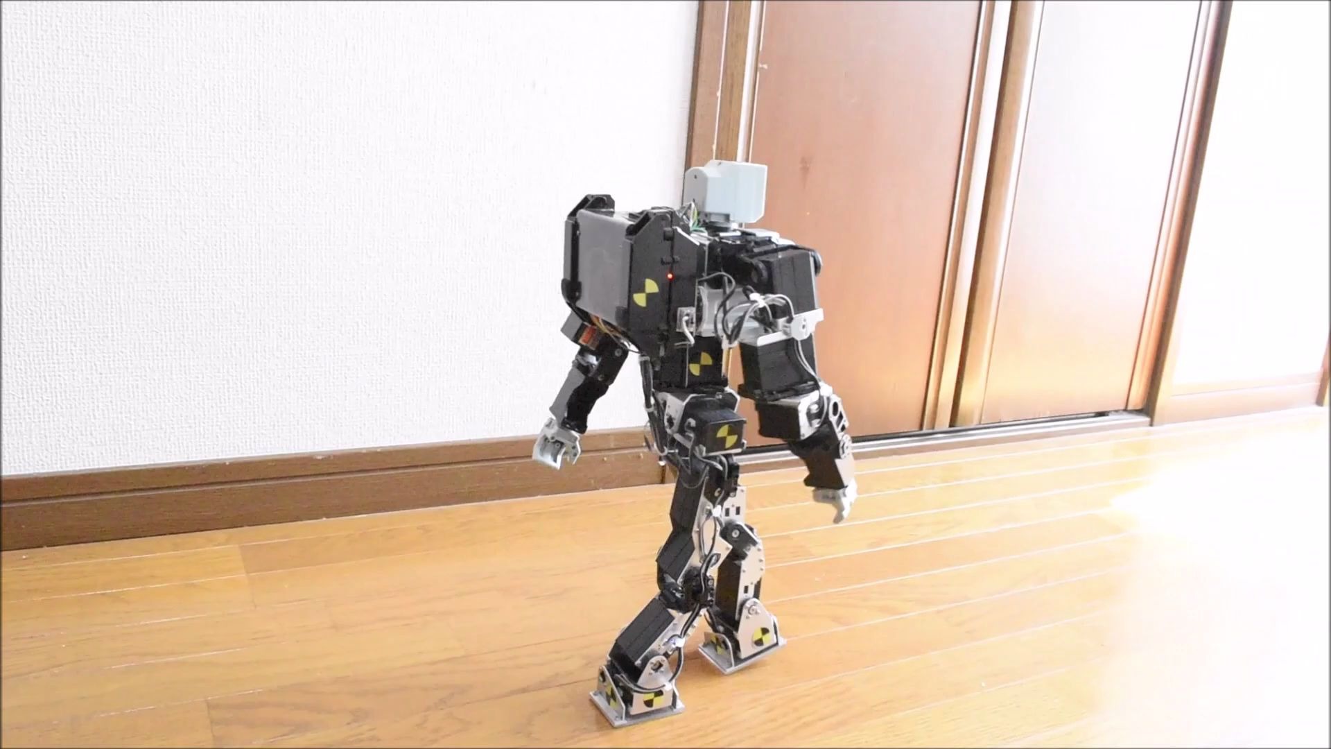 [图]人型机器人走的好稳-人間のような歩き方をするロボットⅡ(Biped robot walks just like a human being Ⅱ.)