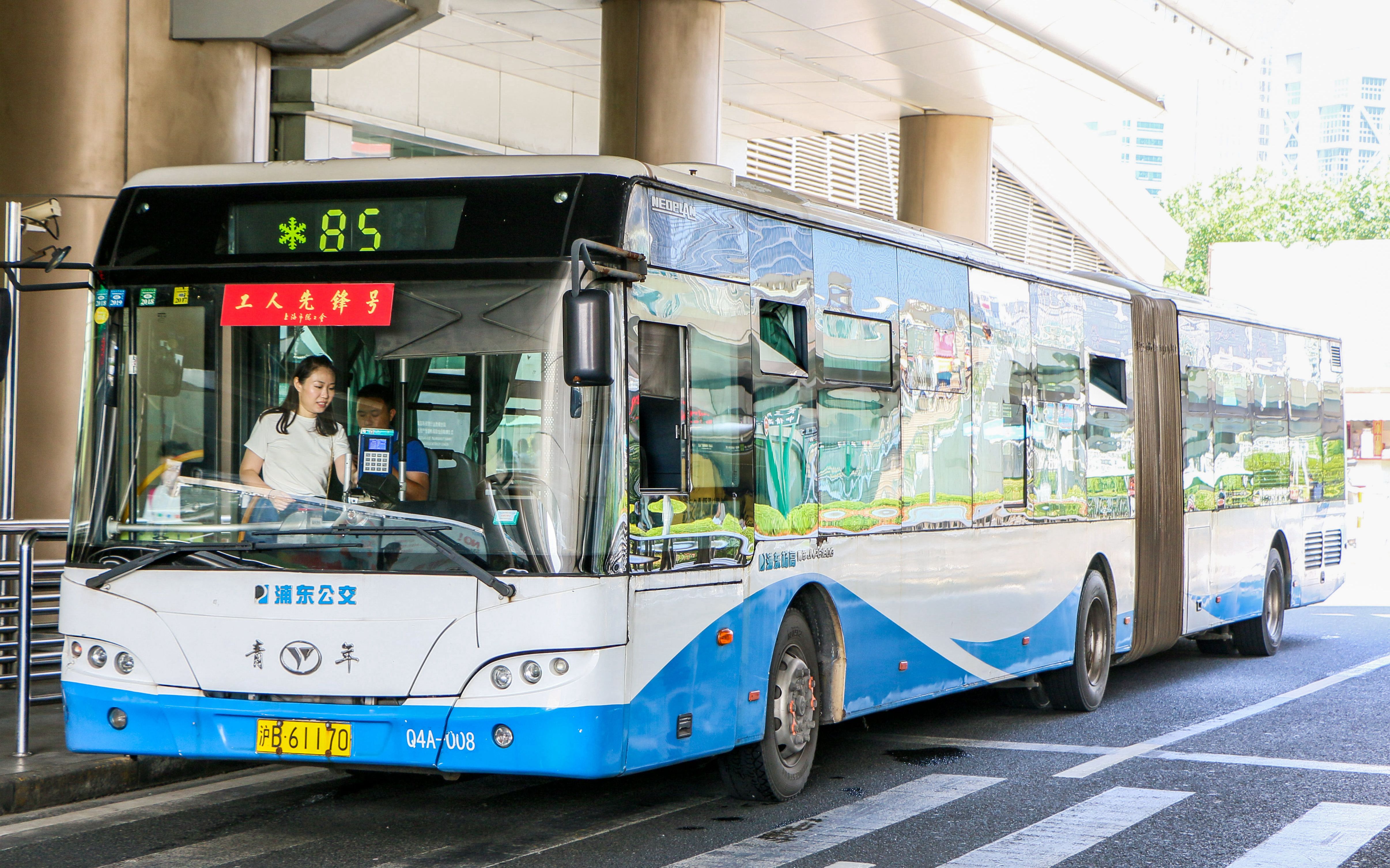 上海公交浦东杨高85路q4a008起步jnp6180gman机轰鸣声