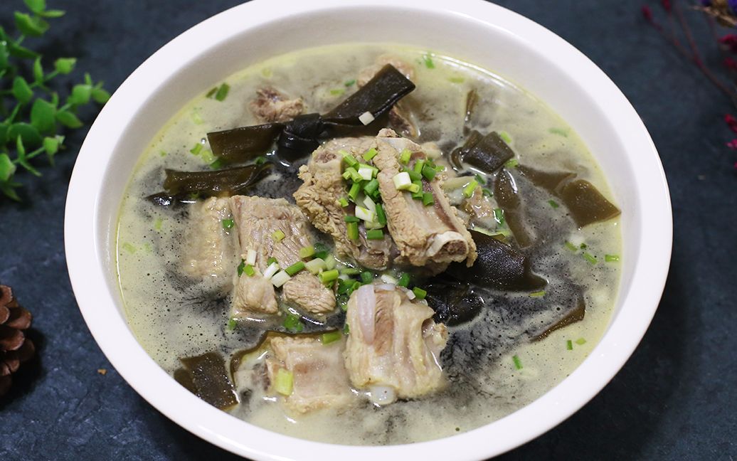 山药海带排骨汤的功效(山药海带排骨汤:滋阴养血,益气健脾)