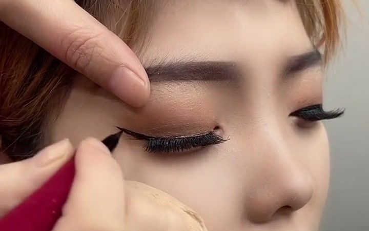 夜场妆容来啦 化妆师学坏了