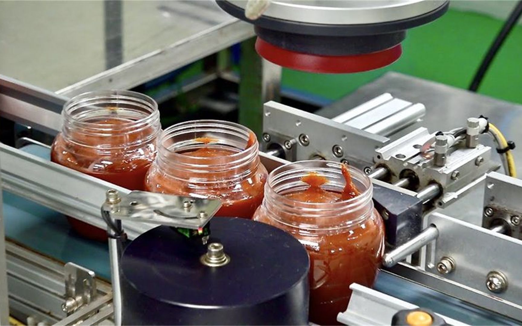 走进工厂!实拍大规模生产辣椒酱的过程,看完后大开眼界了