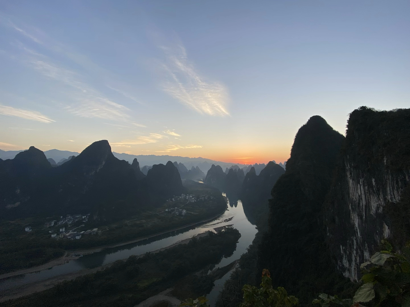 再返桂林漓江,赏两岸秀丽风景杨堤、兴坪,打卡人民币二十元背景、九马画山、甲天下拍摄地.阳朔遇龙河竹筏漂流,美景美不胜收.相公山观日出,沉...