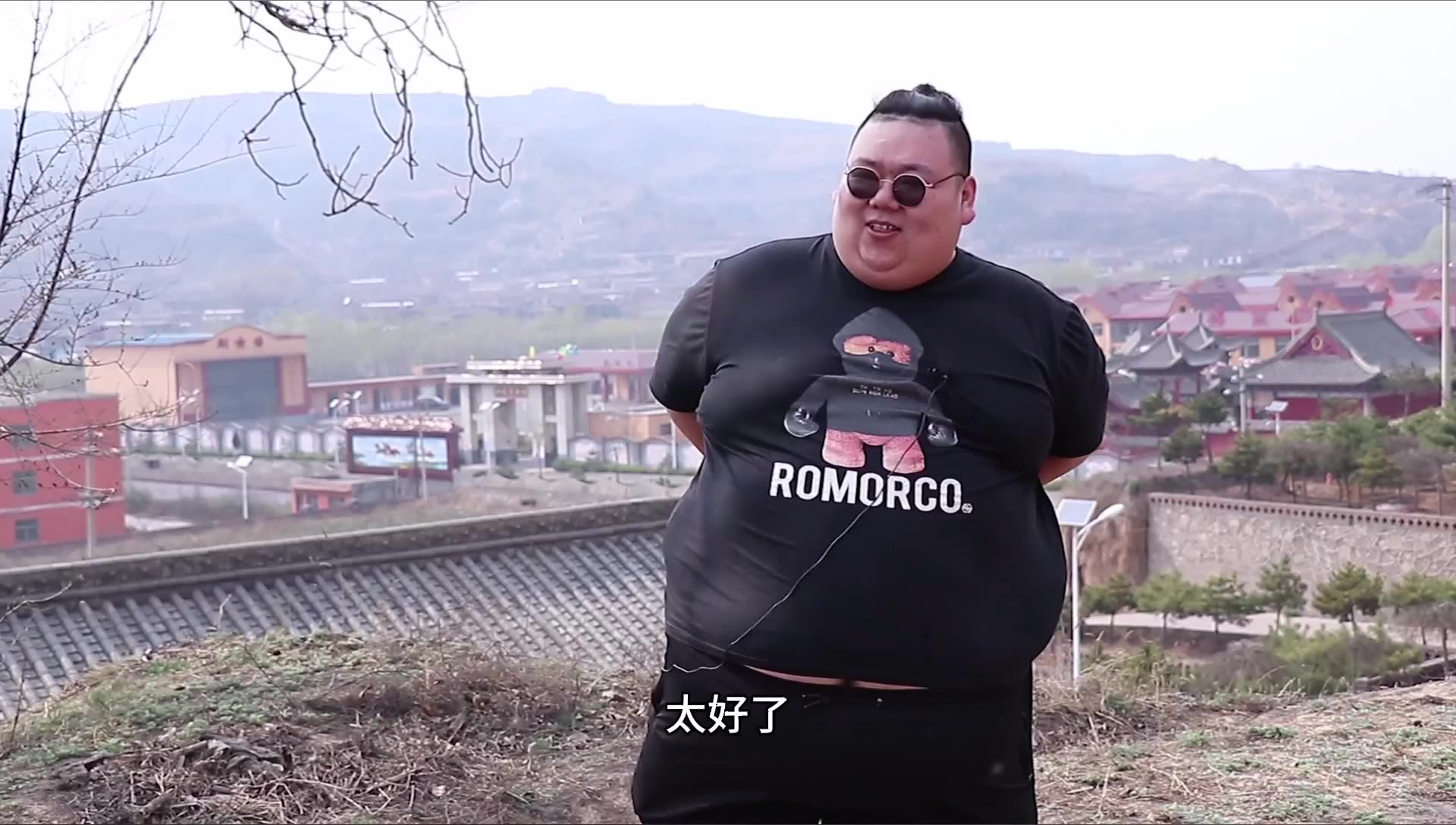 胖小伙村里拆迁家家户户都分下别墅年轻人团购买车真豪