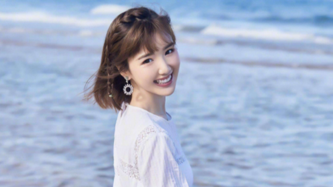 毛晓彤现场跳热舞,穿着露脐装扭小蛮腰,杨玏蹲坐帮举话筒好暖心