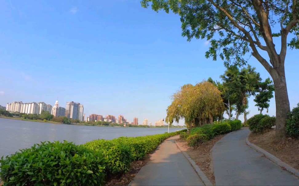 沿河堤骑行