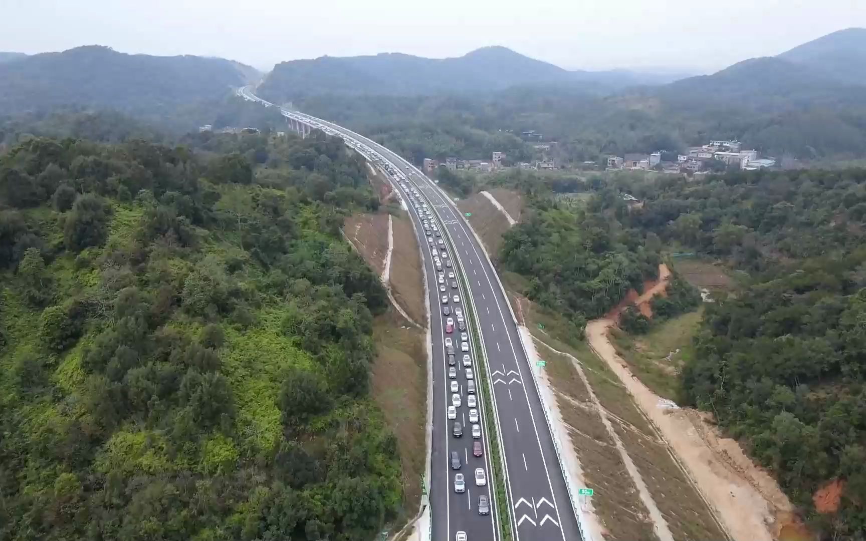 两广清凭高速通车后第一次堵车,年初六堵几十公里,集体出发广东_4