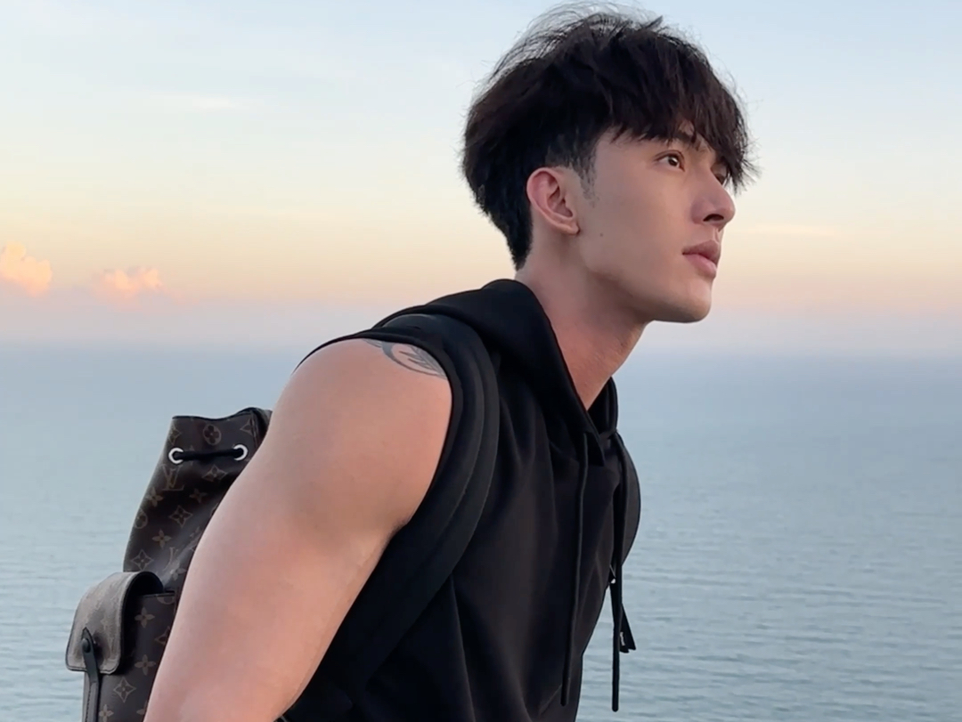 海边少年感帅哥张恩与