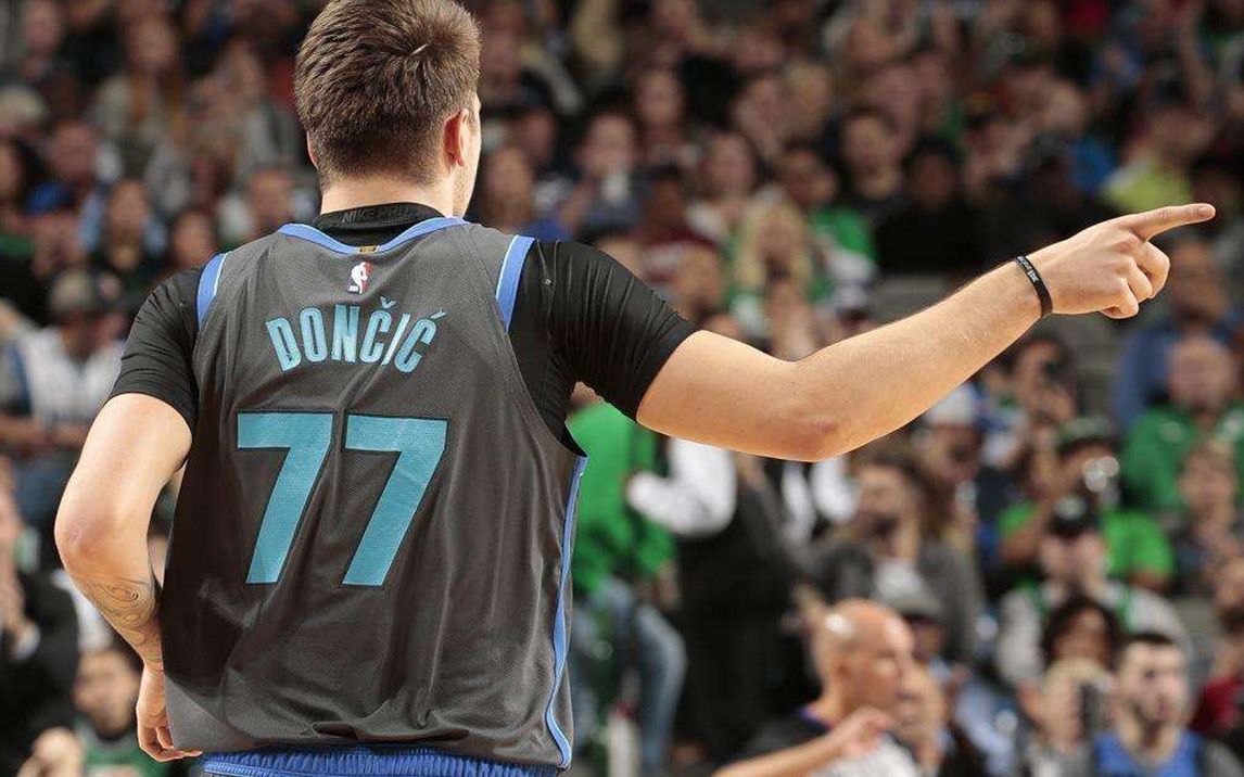 东77他还是个小孩呢