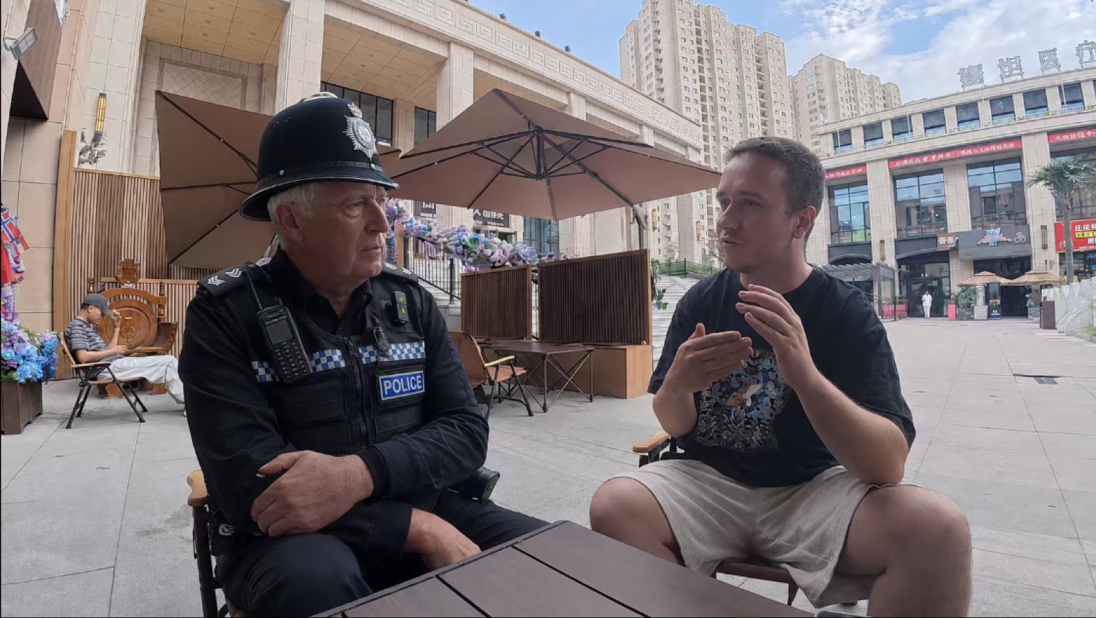 英国前警察来到新疆后，为什么“羡慕”起了中国警察？
