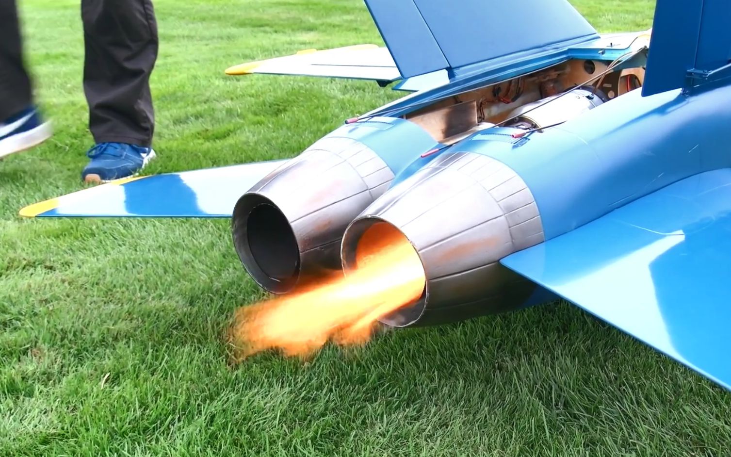 启动喷火,造价22万的模型飞机,还建造了一座迷你机场