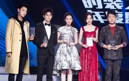 【唐嫣】糖糖红裙亮相2017时装之夜,与刘亦菲,黄子韬,吴磊,佟大为同台