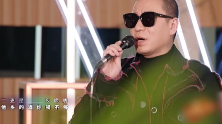 [图]"闪光的乐队 梁龙月牙五更狂想曲味儿太正了，好喜欢他的声音。