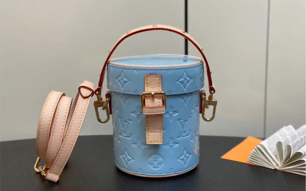推荐高仿lv路易威登m24099蓝色 m24102 漆皮圆筒水桶包系列 astor