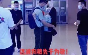 Download Video: 撒一把超甜狗粮，女朋友在车站接男友退伍，两个人见面激动的拥抱在一起！退伍季，最美爱情