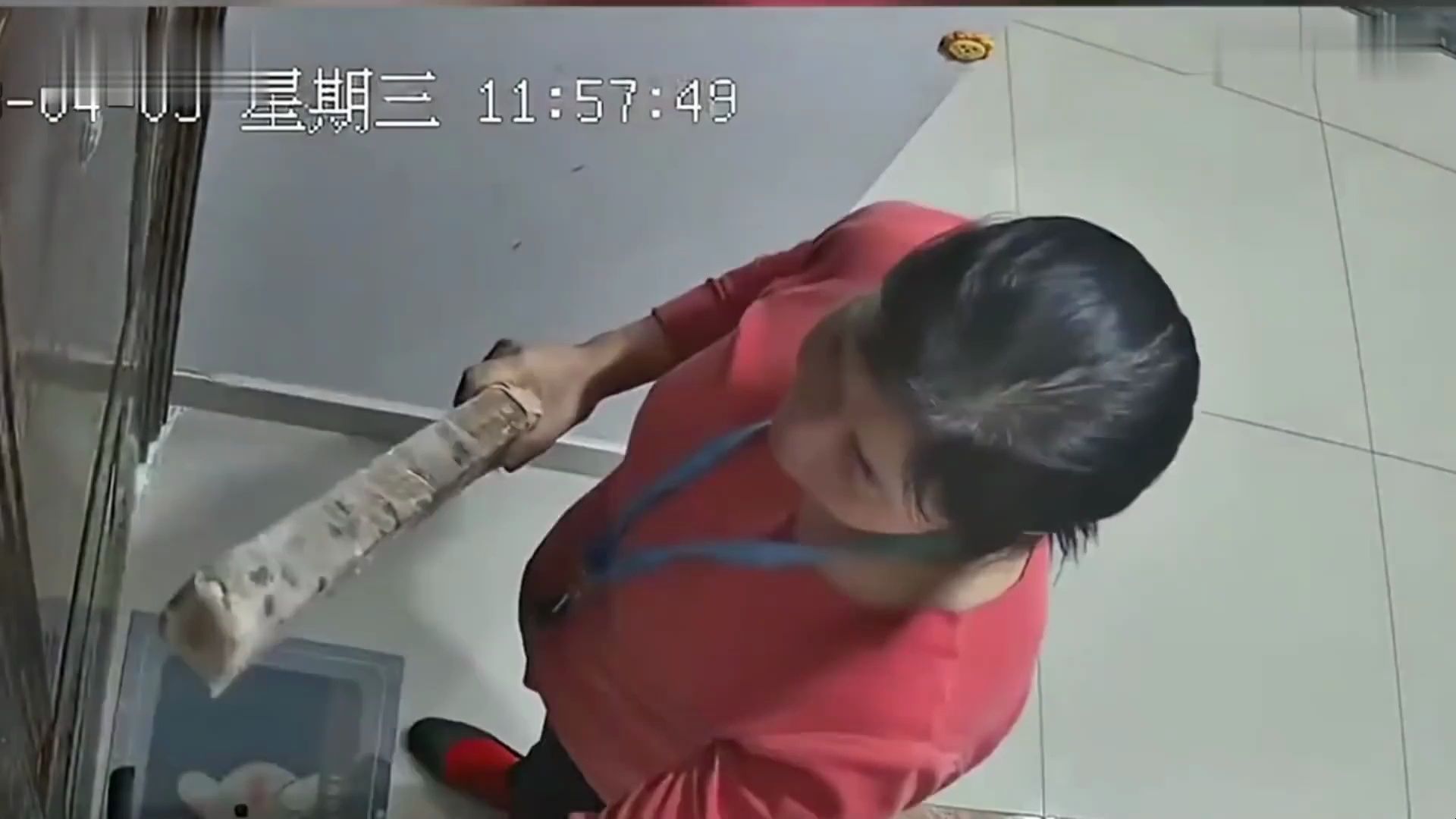 沈阳一大妈每天持木棍打砸独居女孩家门,房主姐姐:很苦恼,希望有人