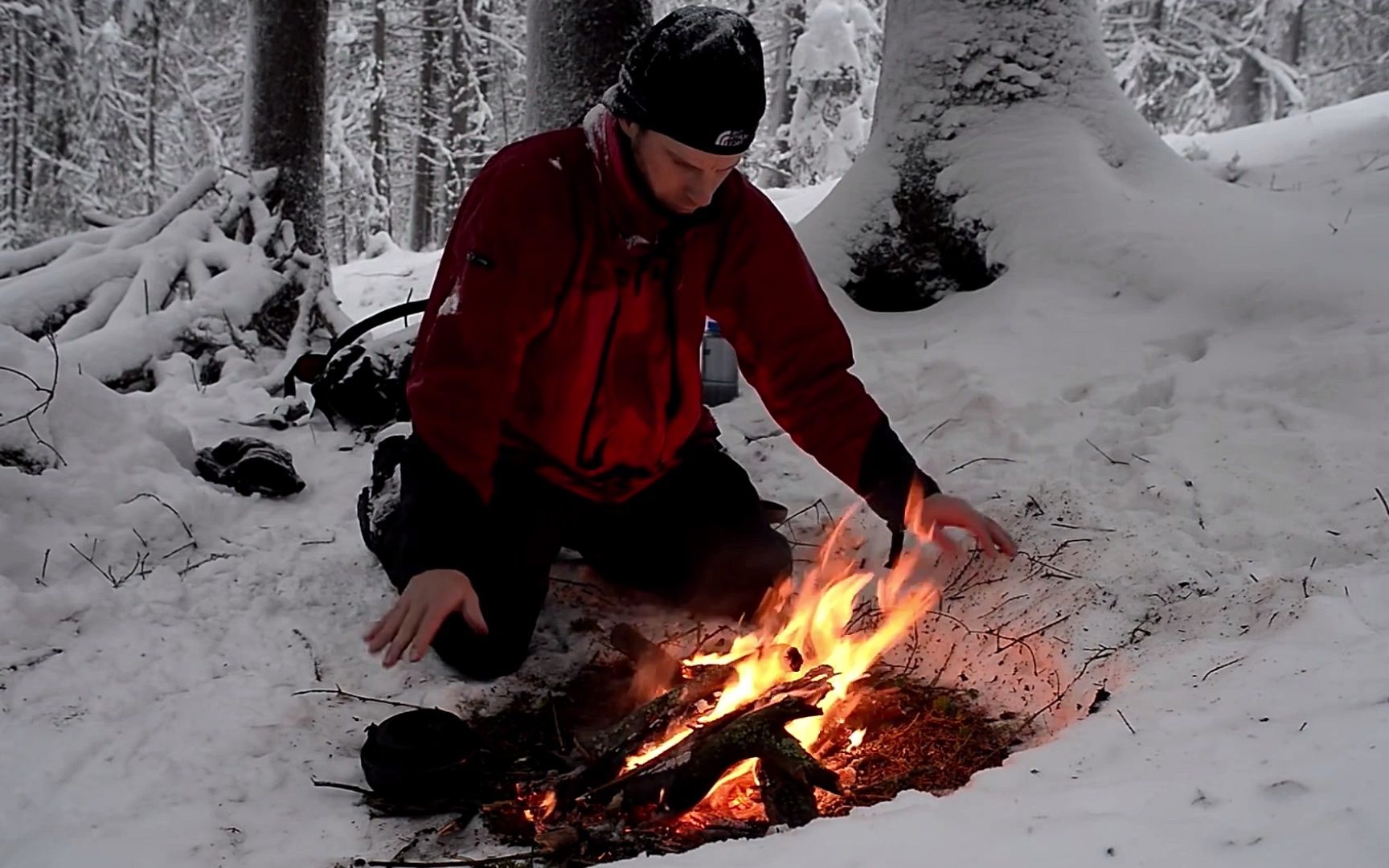 零下20度的雪地露营,蜷缩在树下升火取暖
