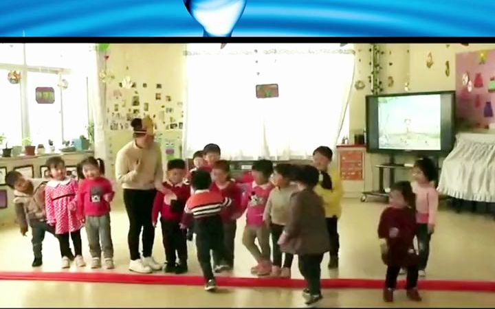 幼儿园公开课小班健康《快乐的小鸭》1.发展幼儿跑、跳、钻、爬等动作的协调性.2.学习在运动中会躲避,不与他人碰撞.幼儿园中班公开课 幼儿园教案 ...