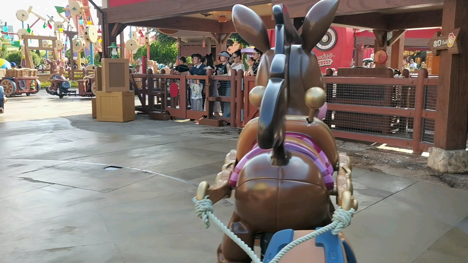 迪士尼胡迪牛仔嘉年华,有快乐魔法的小马车!