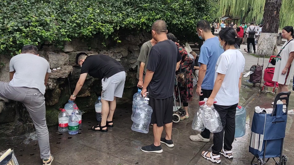 济南黑虎泉,市民排队接水