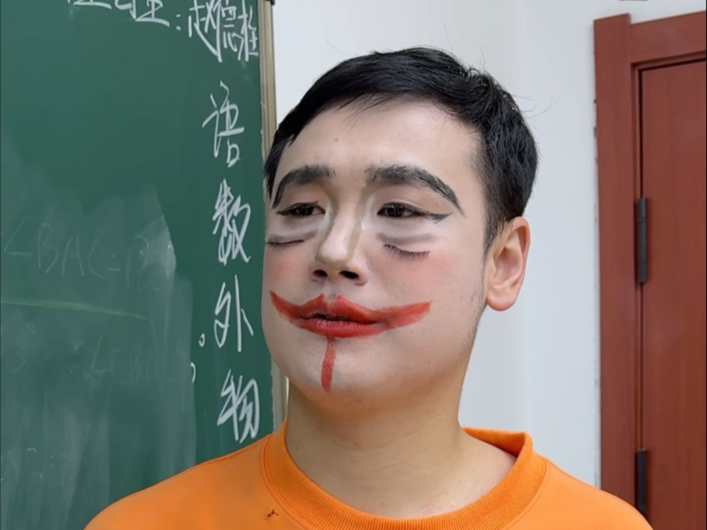 你们上学捉弄同桌嘛，哈哈哈啊哈