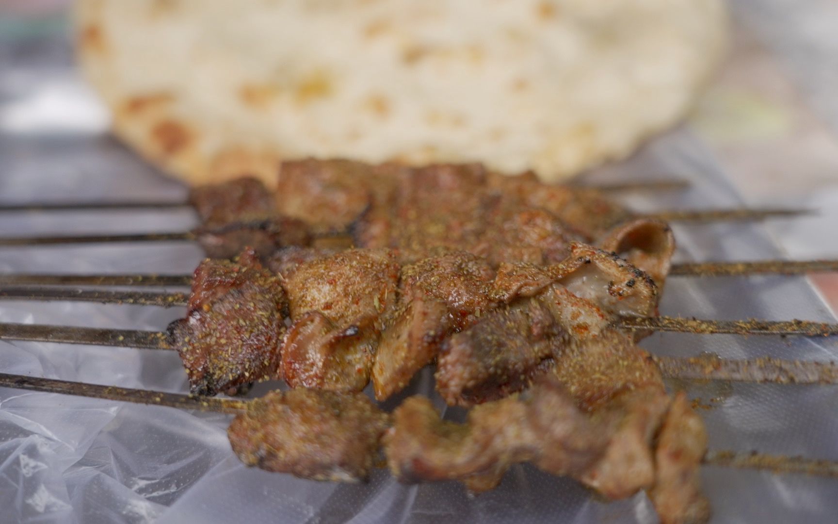 尼勒克美食烤肠子肝子1块2/串,一口肠子一口肝子就着馕吃太香了_哔哩