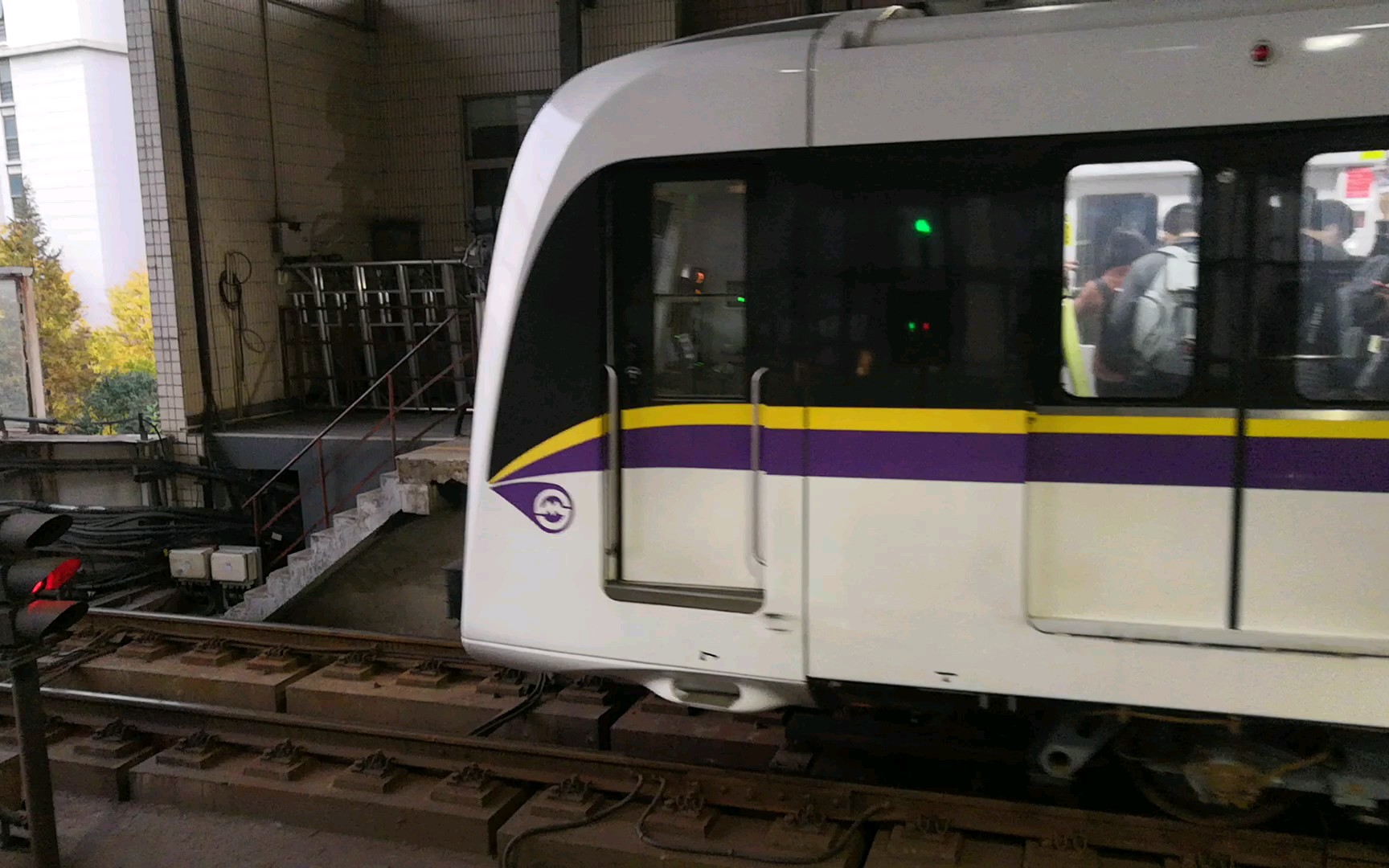 【上海地铁】【激烈撞轨迸火花】魔都地铁3号线中潭路站通过鱼尾板出