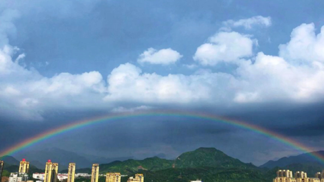 [图]《月令七十二候集解》说：“三月节……物至此时，皆以洁齐而清明矣。”“清明”有冰雪消融，草木青青，天气清彻明朗，万物欣欣向荣之意