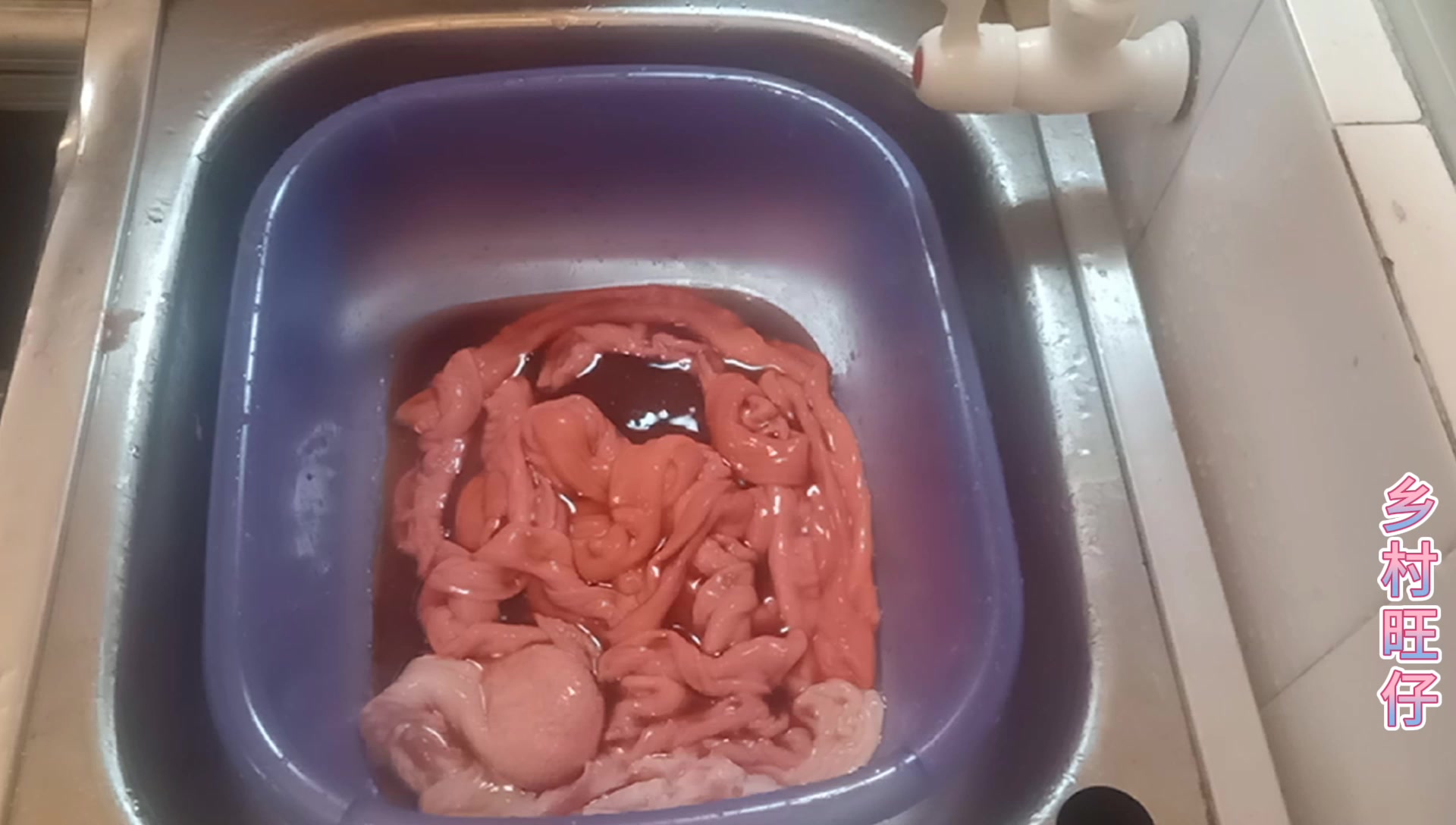 今天我们来制作猪小肠肠灌肠分享给大家