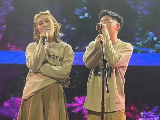 夫妻合唱!弹壳与西子昨晚在演出演唱合唱《怀抱》