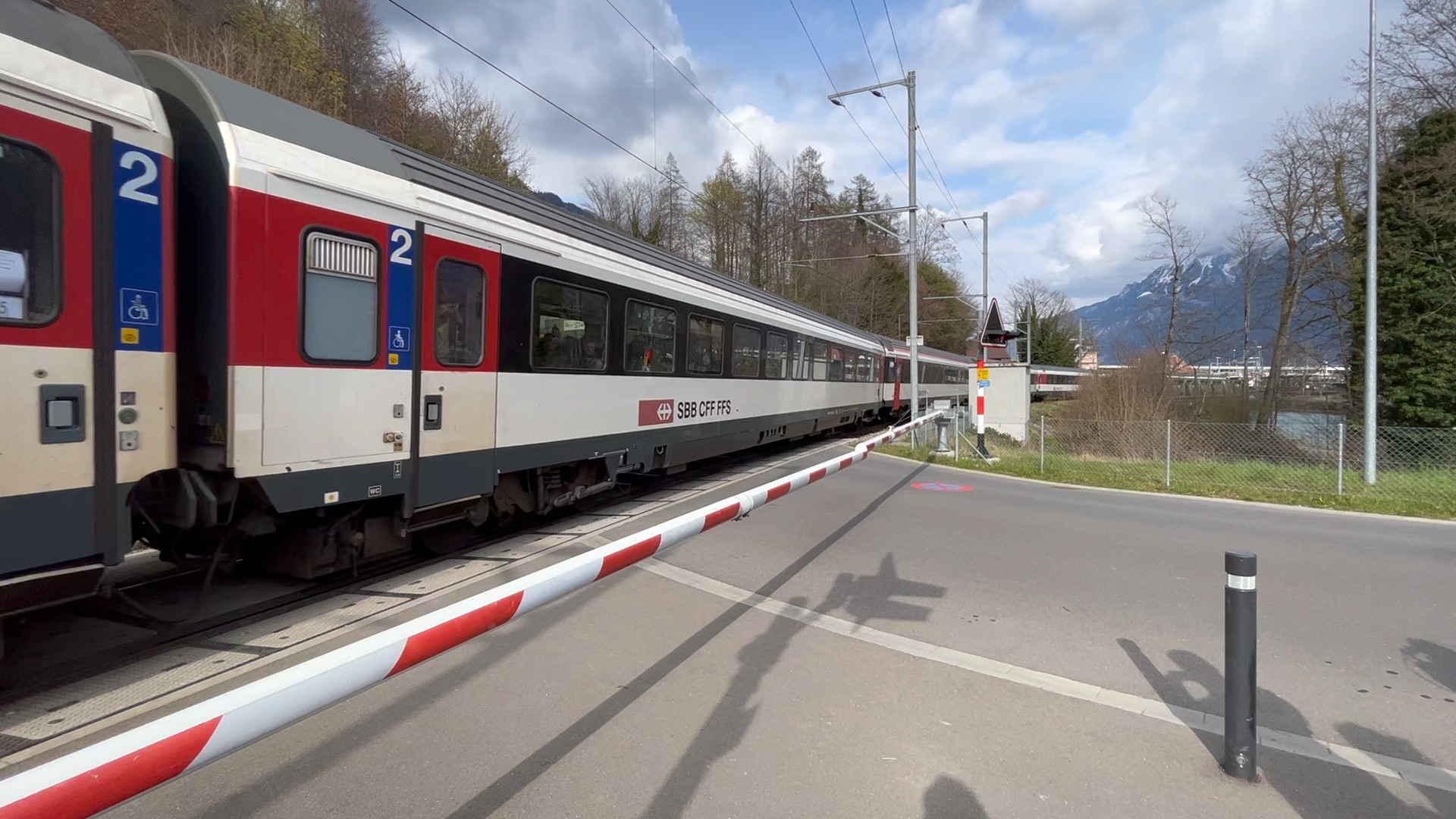 瑞士因特拉肯 火车经过