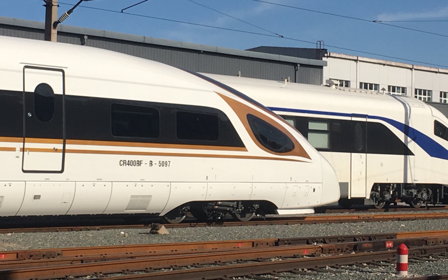 先睹为快实拍新型17节车厢超长编组复兴号