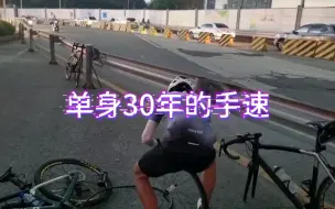 Download Video: 隔壁区下起了冰雹，刮起了龙卷风，而我们的小伙伴却爆胎路边，心里慌得一匹。