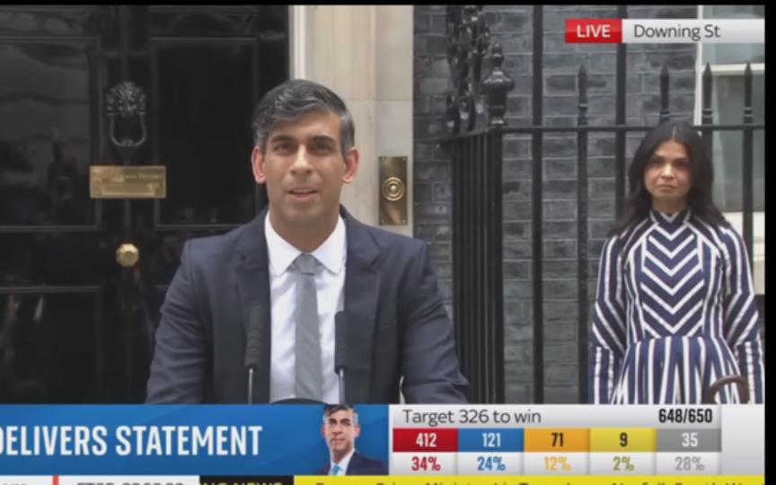 [图]'I'm sorry' - Rishi Sunak leaves Downing Street