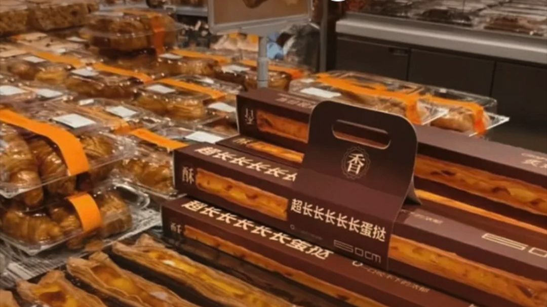 爆火60厘米“超长蛋挞”，千万别随意“猛炫”，一根吃进1000千卡，热量顶8个普通蛋挞