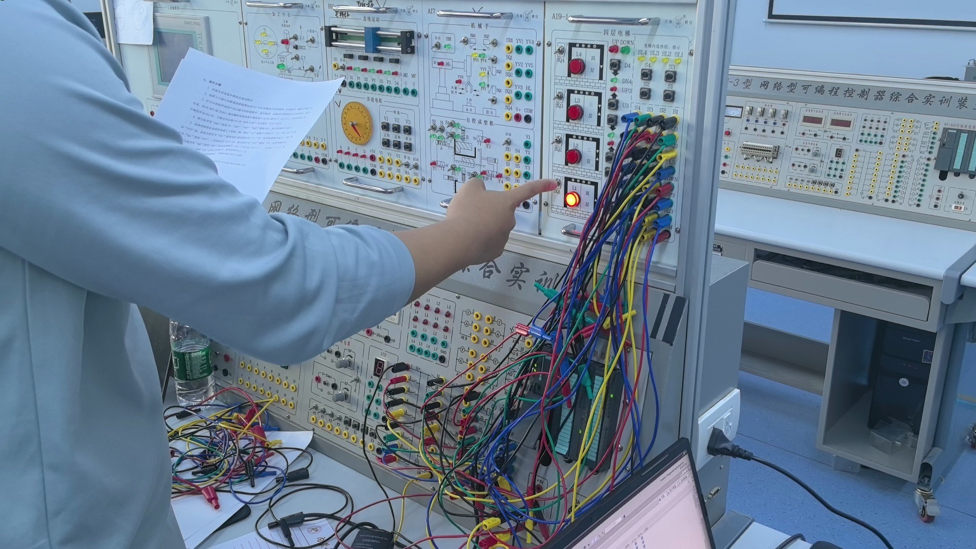 可编程序控制器实验五:四层电梯控制