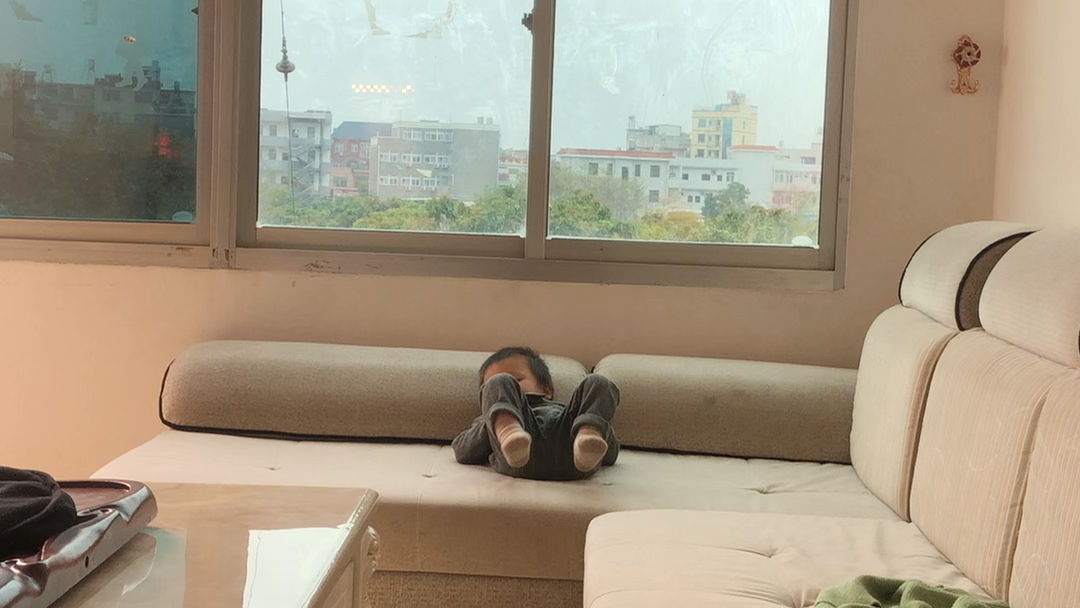 宝宝葛优躺看电视