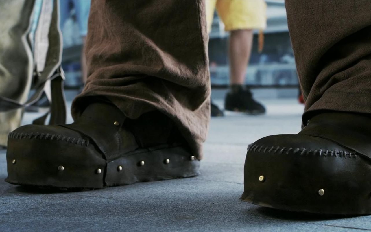 一双100斤重的铁鞋,男子整整穿了10年,脱下之后天下无敌