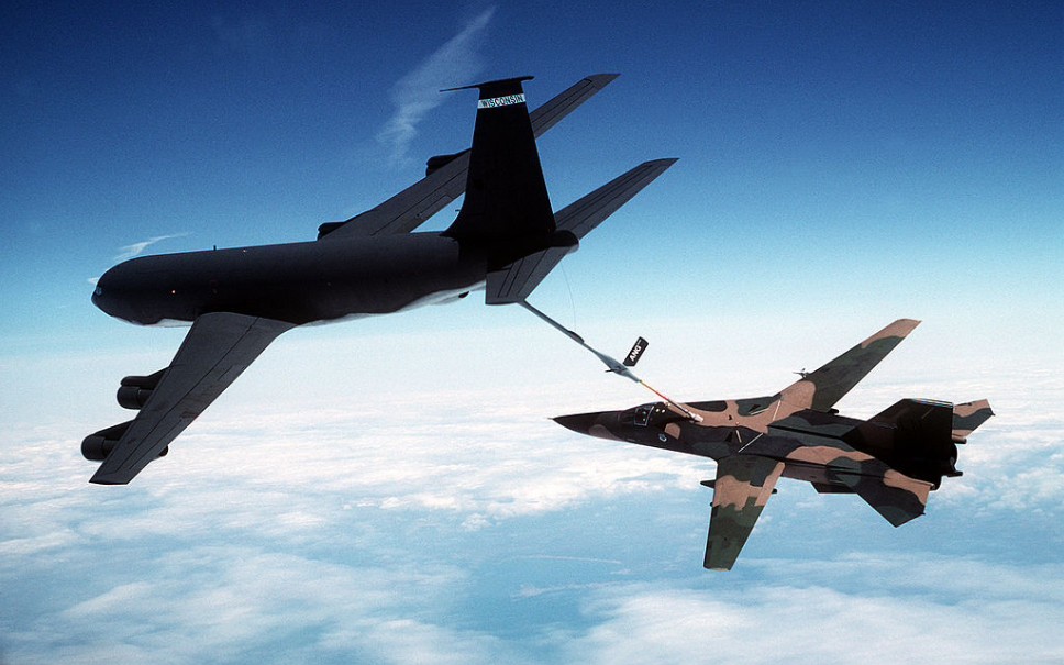 【美国】f-111土豚战斗轰炸机 空中加油彩色画面